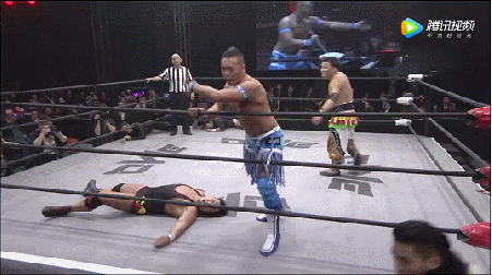 Oriental-Wrestling-Entertainment-OWE-Flowing-King-nails-DG-Guy-with-outside-to-inside-leaping-stomp.gif